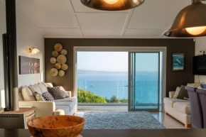 Omiha Oasis with seaviews and spa pool